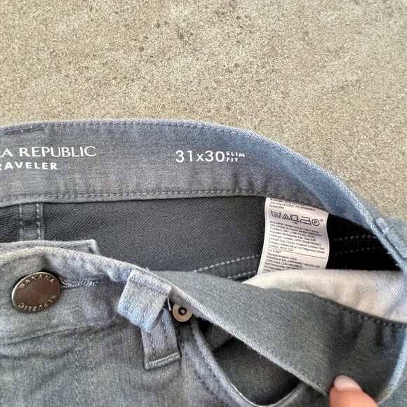 Banana Republic Men’s Traveler Pants 3 pairs - Picture 5 of 6